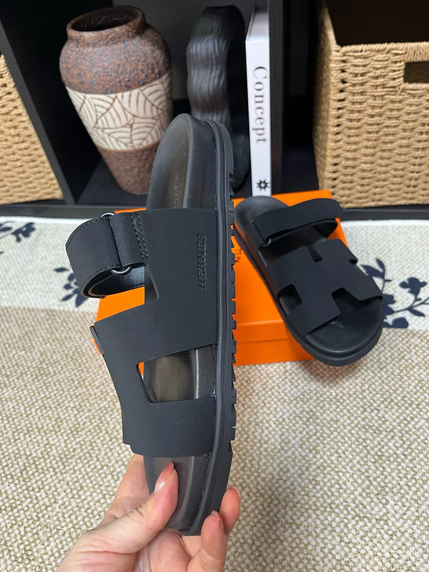 P300 Long-term stock Hermes men’s Kazimir slippers for couples - top quality woven calfskin functional sandals with intertwined uppers inspired by the “H” iconic pattern to create a casual look, perfect for summer. Imported cowhide + cowhide lining + TUP outsole Size: 35-46
